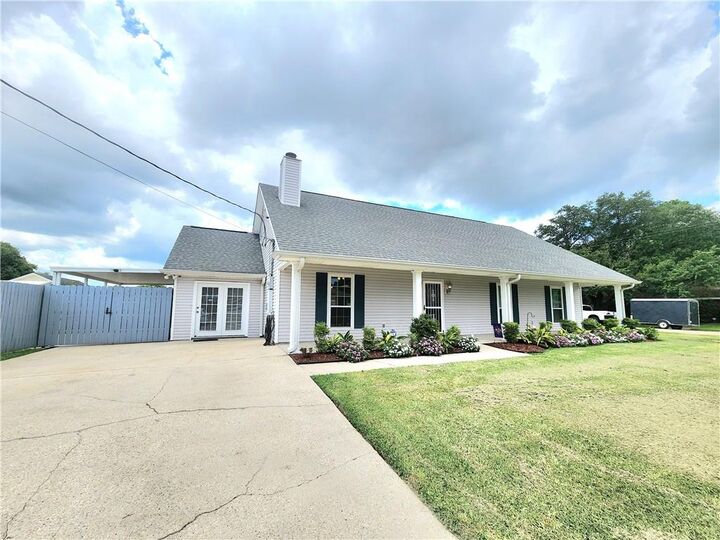 Property Photo: 1301 Ave F LA 70072