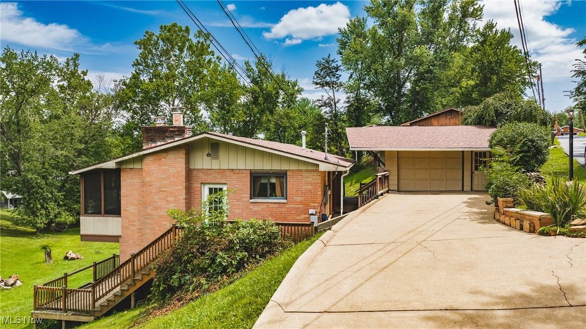 Property Photo: 1047 Lakewood Circle WV 26181