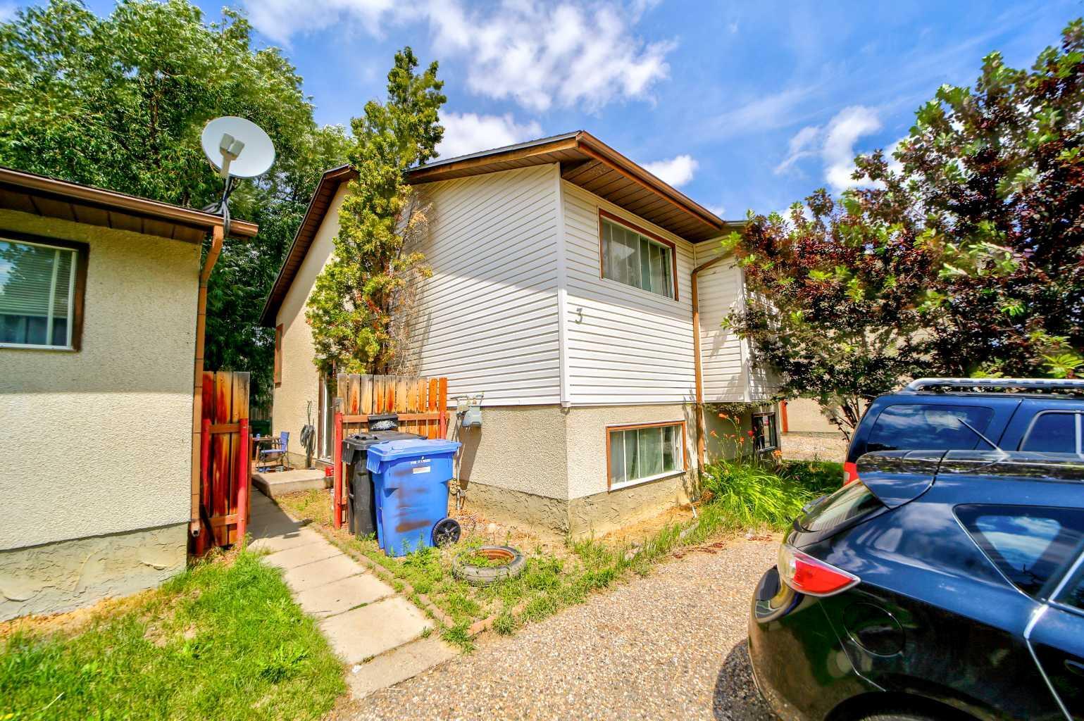Property Photo: 3 Columbia Place W AB T1K 5A8