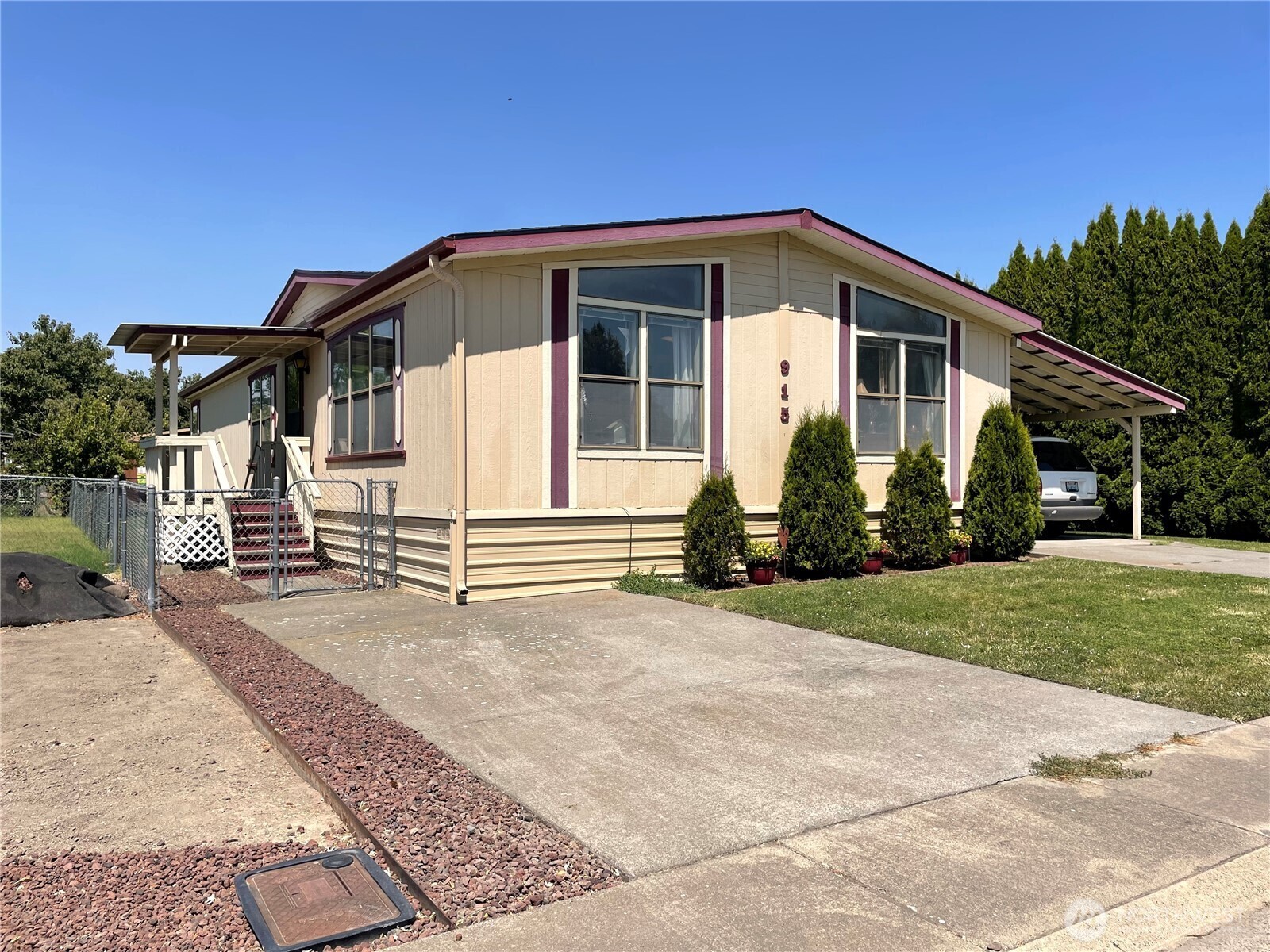 Property Photo: 915 NE Chelan Street WA 99324