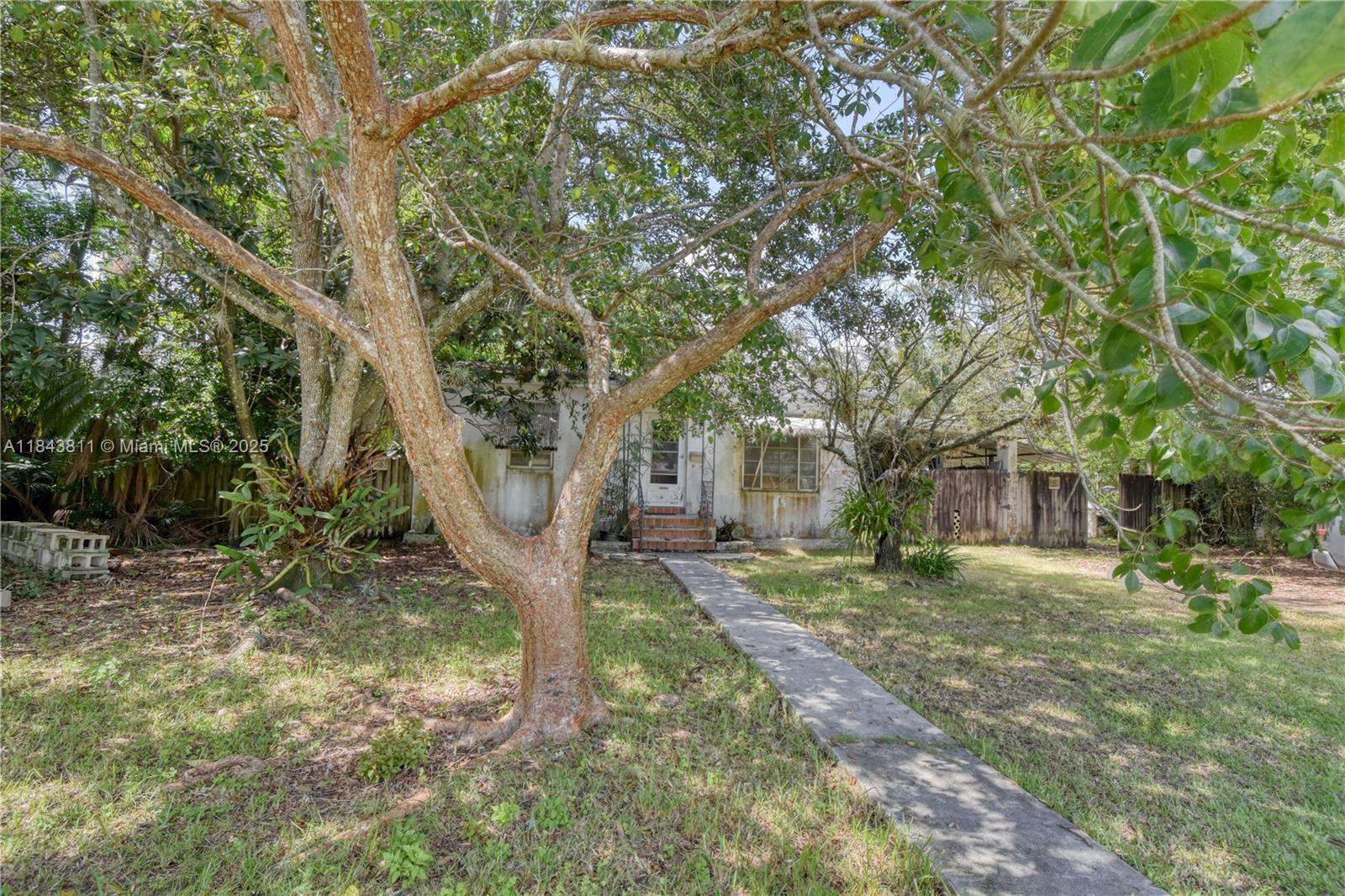 Property Photo: 530 NW 10th St FL 33030