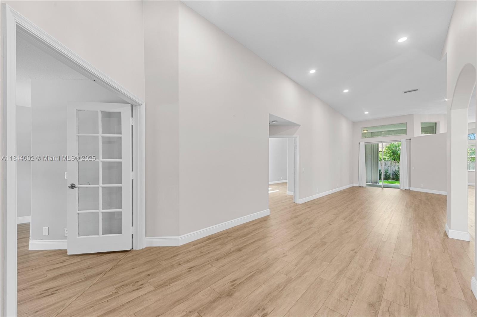Property Photo: 2587 Jardin Ct FL 33327