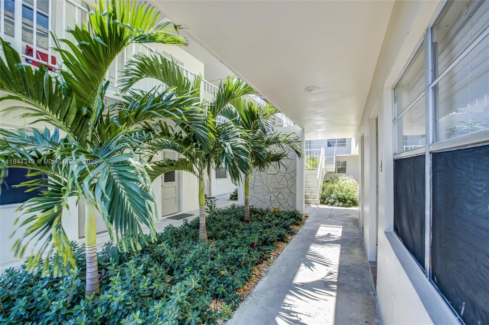 Property Photo: 1720 Cleveland St 206E FL 33020