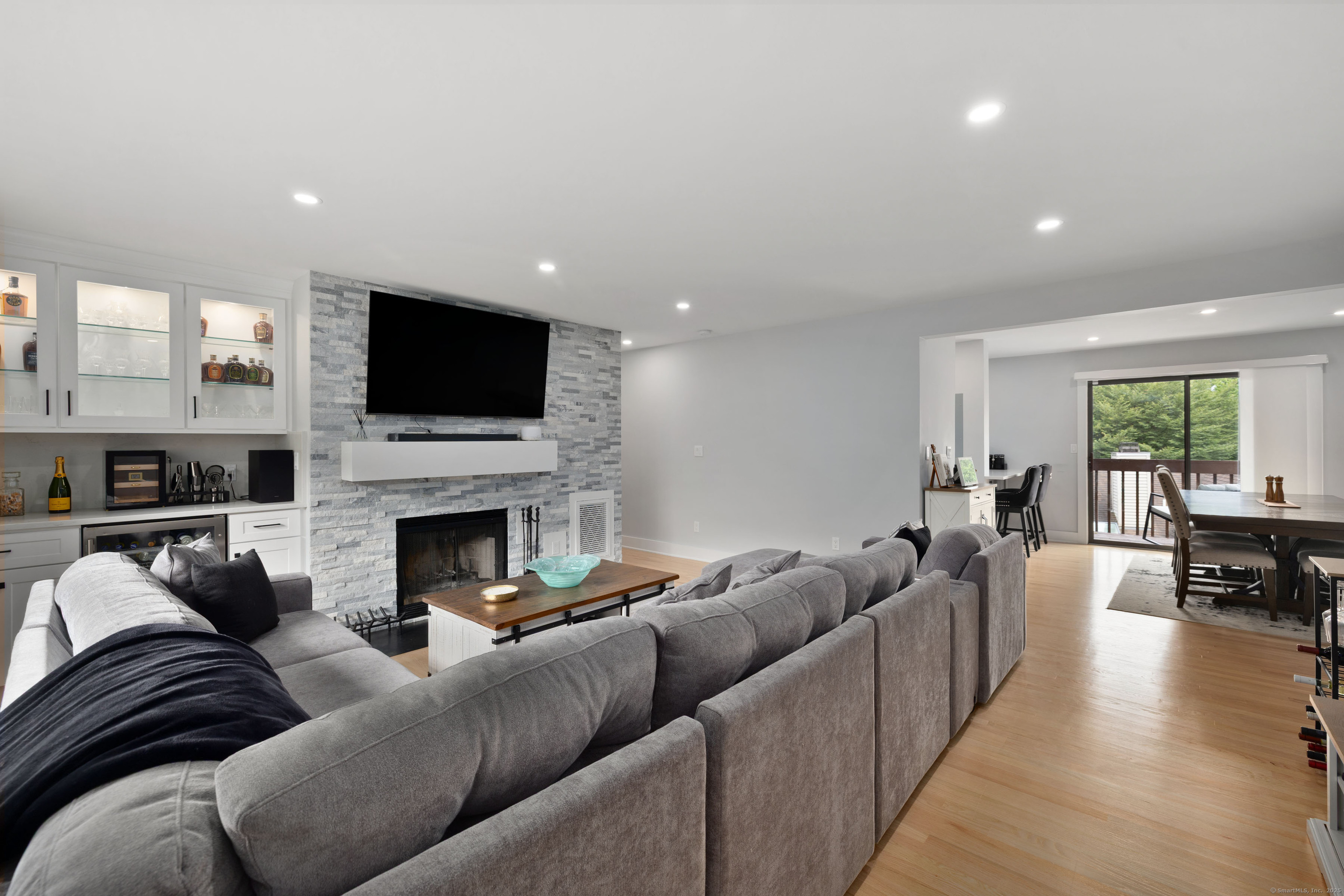 Property Photo:  2539 Bedford Street Apt 33F  CT 06905 