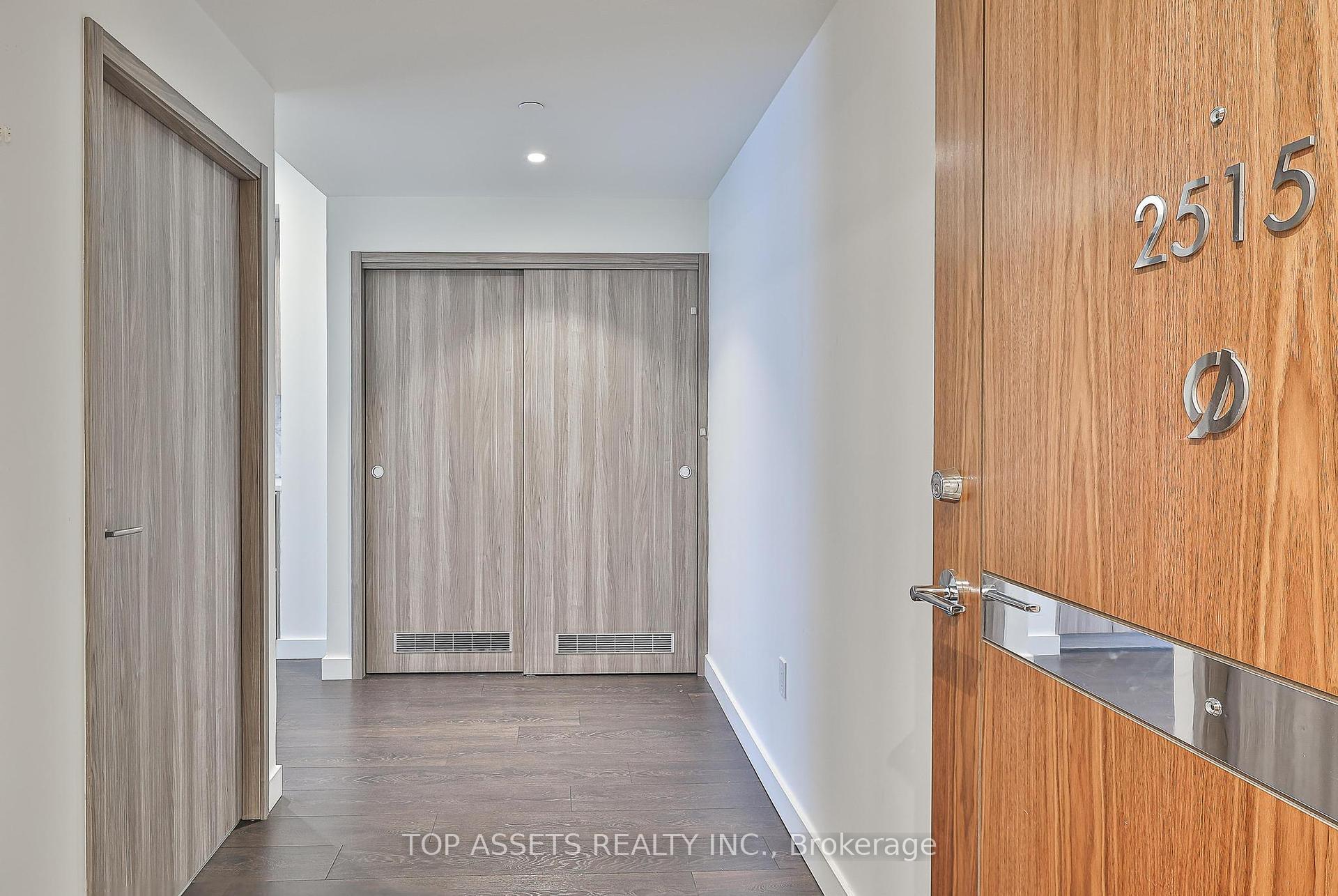 Property Photo: 85 McMahon Drive 2515 ON M2K 0H1
