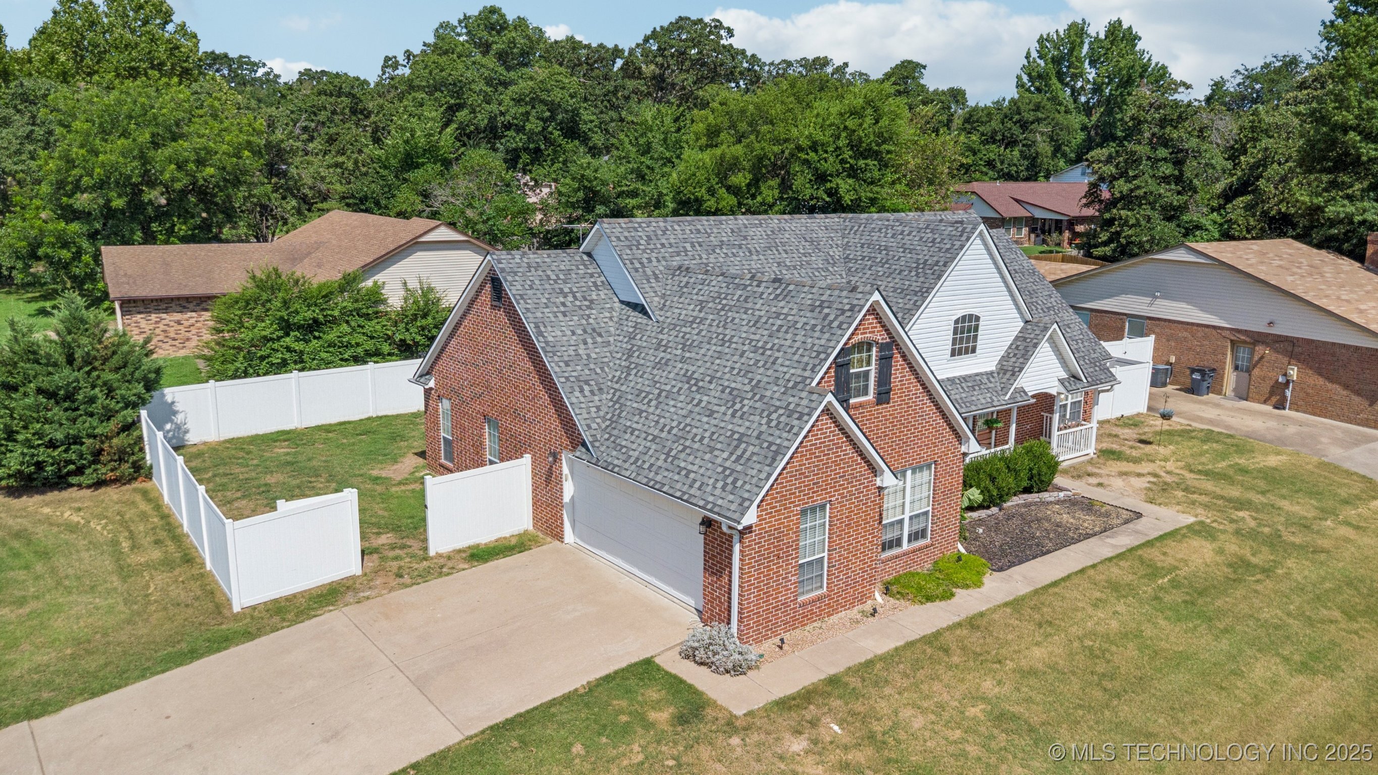 Property Photo:  2209 E Southbrook Avenue  OK 74447 