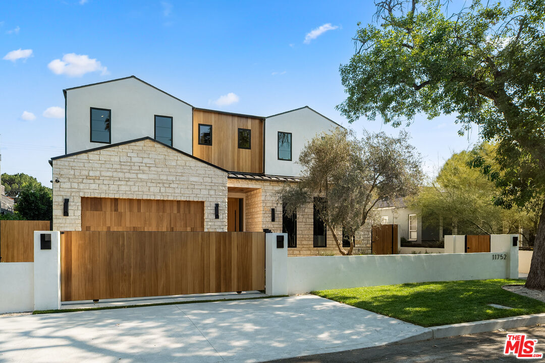 Property Photo: 11752 Blix St CA 91607