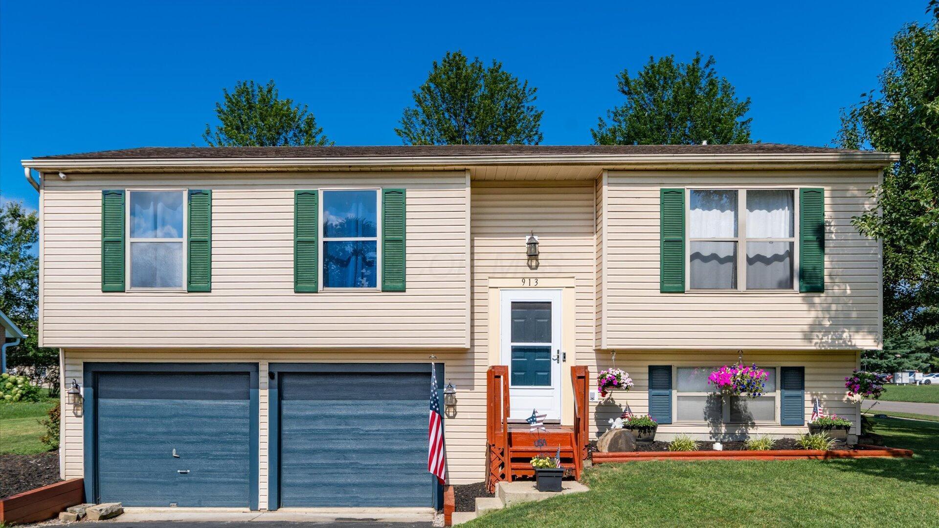Property Photo: 913 Lateglow Court OH 43055