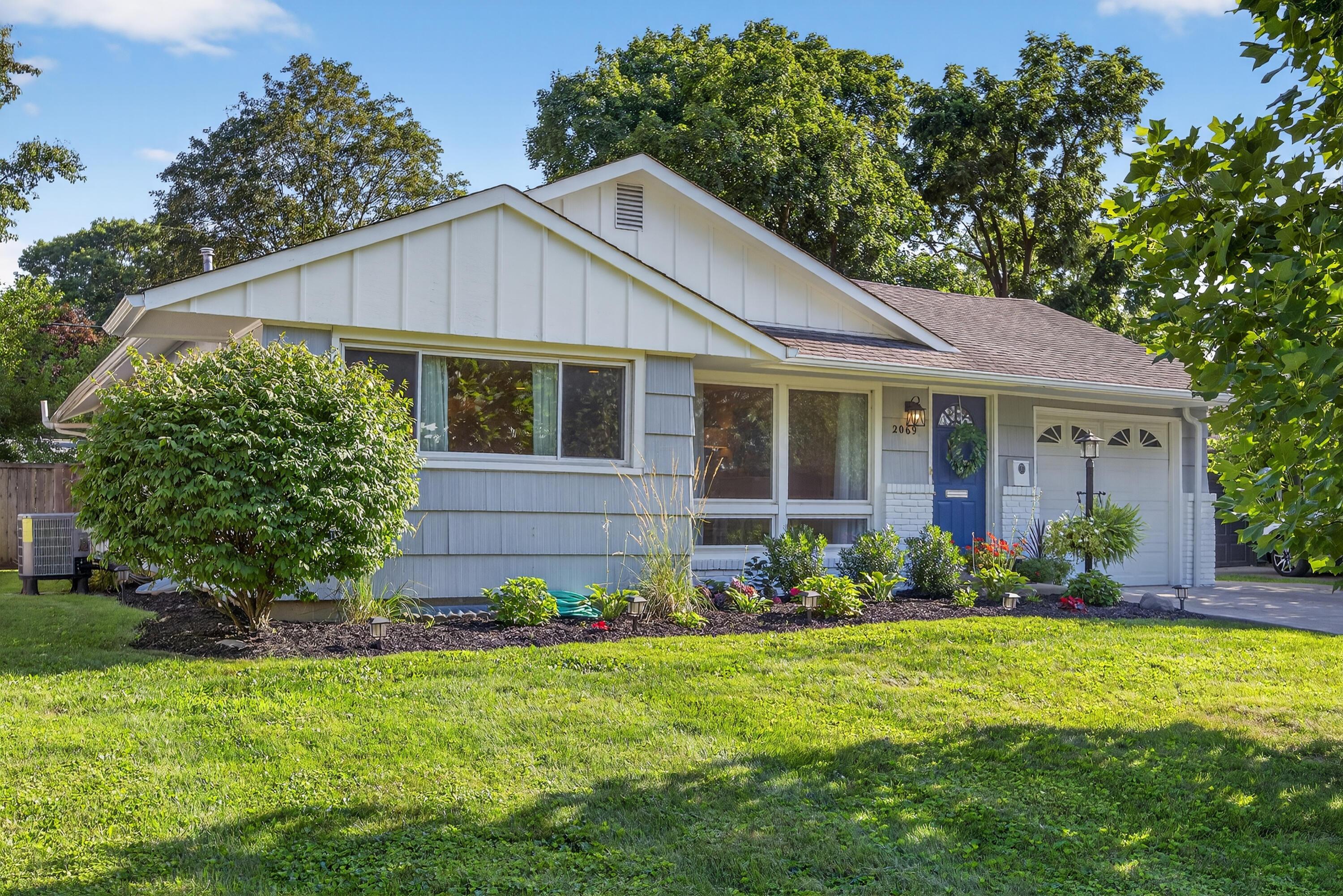 Property Photo:  2069 Ridgecliff Road  OH 43221 