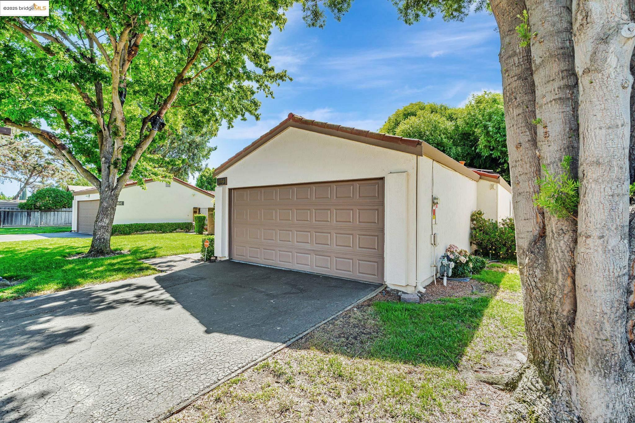 Property Photo: 1866 Venetian Dr CA 95207