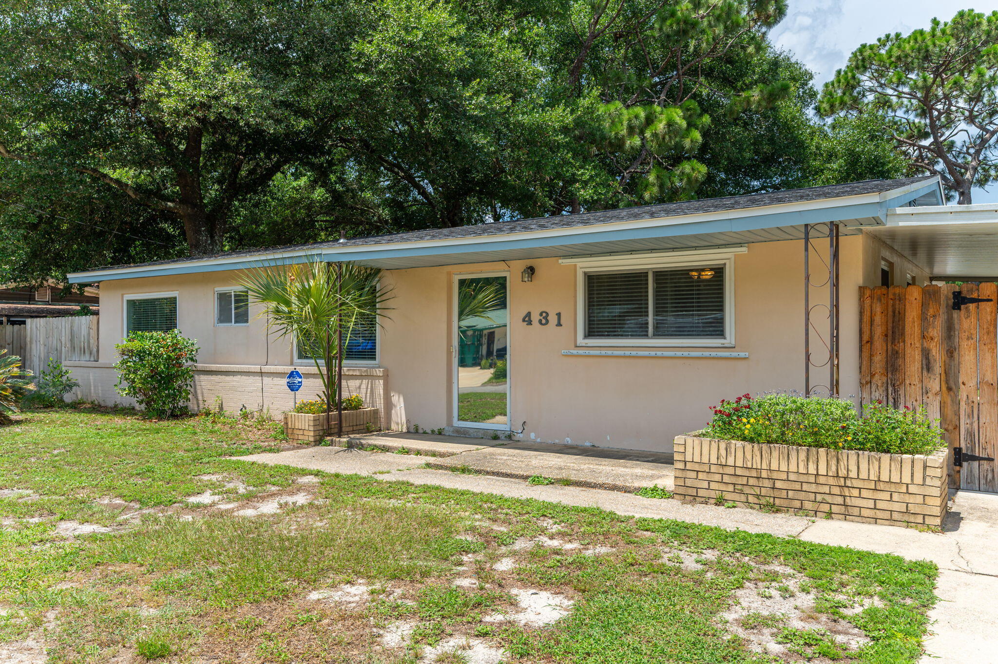 Property Photo: 431 Stonehenge Drive FL 32569
