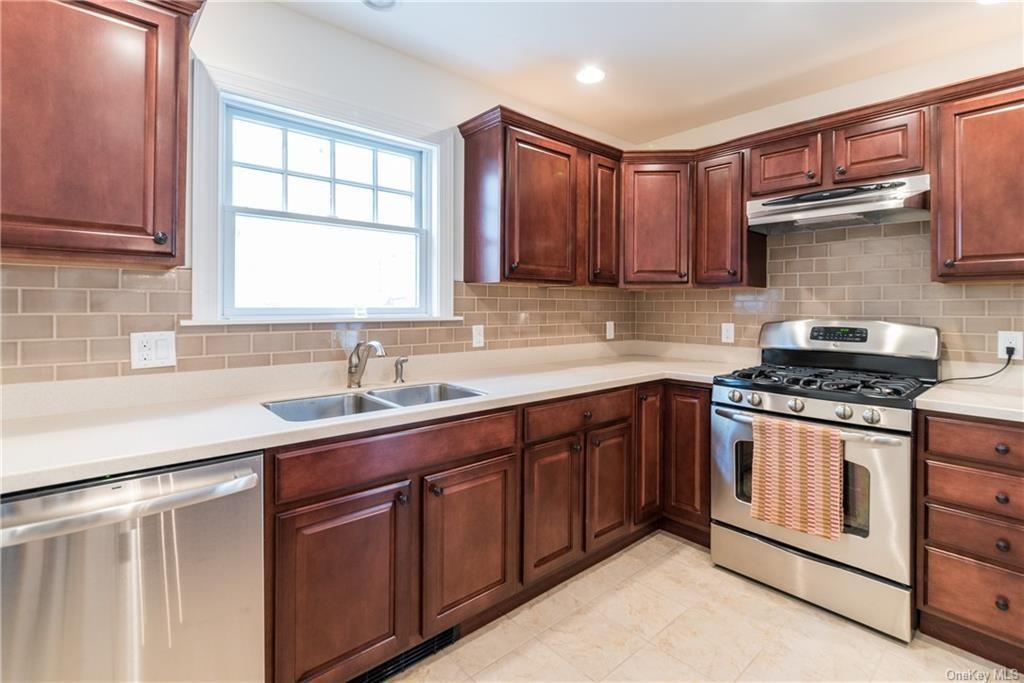 Property Photo:  18 Southfield Avenue  NY 10522 