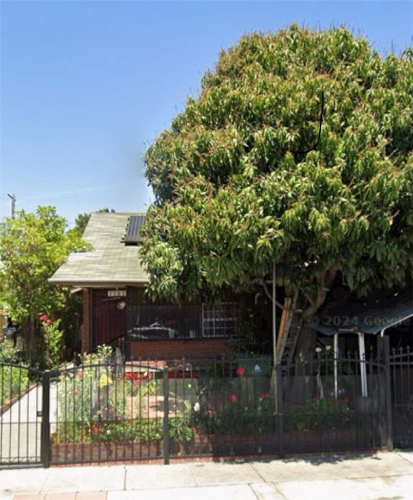 Property Photo:  1581 E 21st  CA 90011 