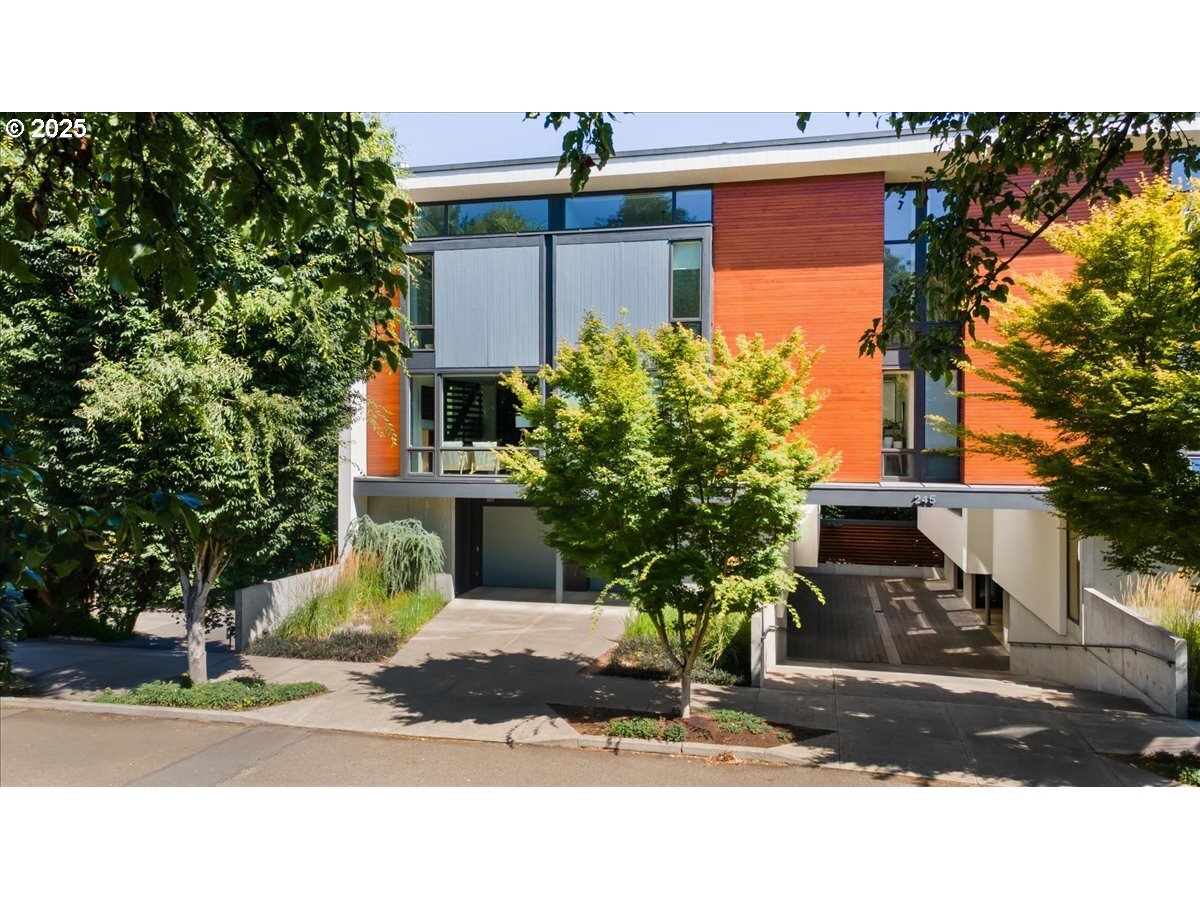 Property Photo:  245 SW Meade St M1  OR 97201 