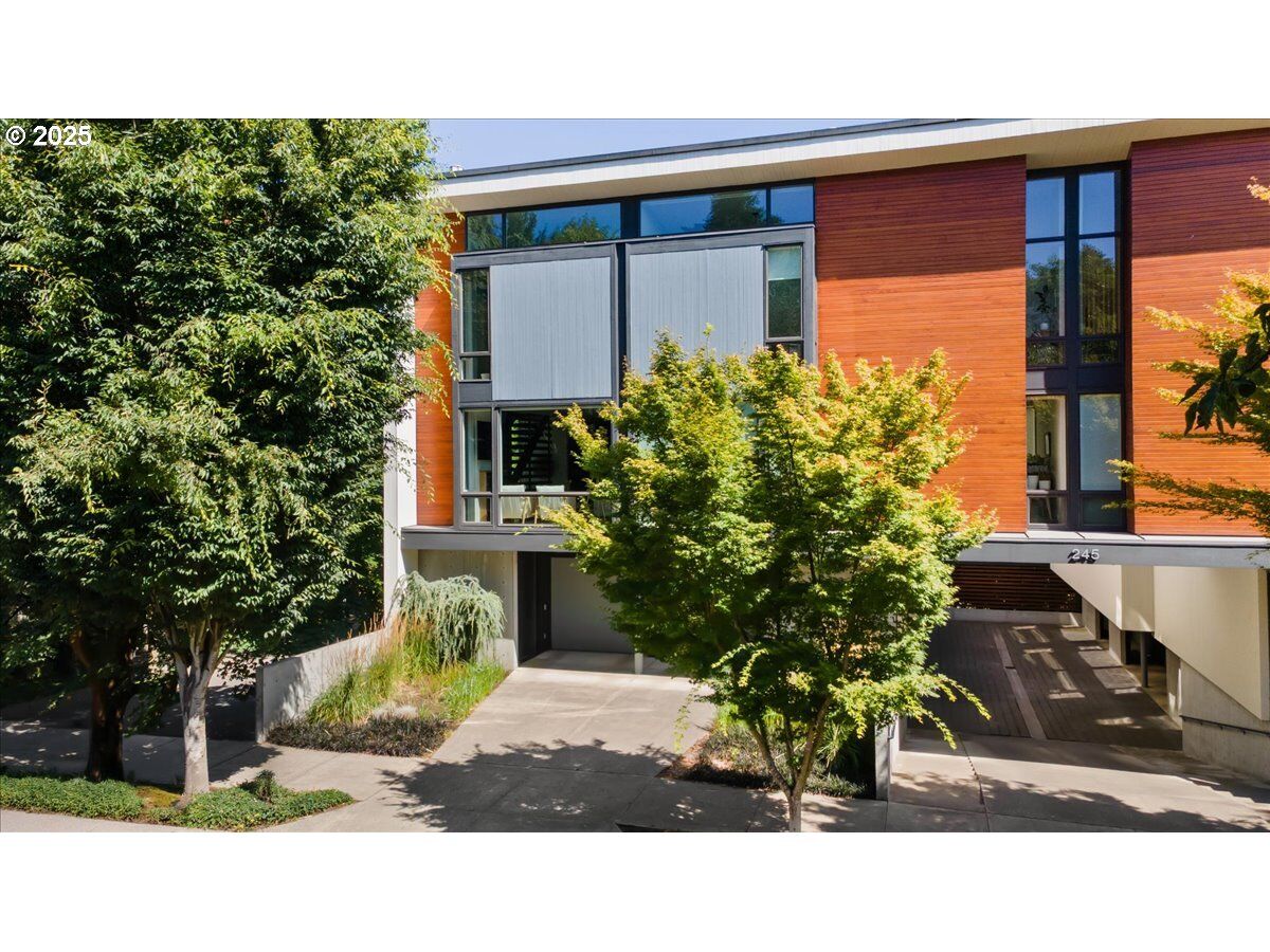Property Photo: 245 SW Meade St M1 OR 97201