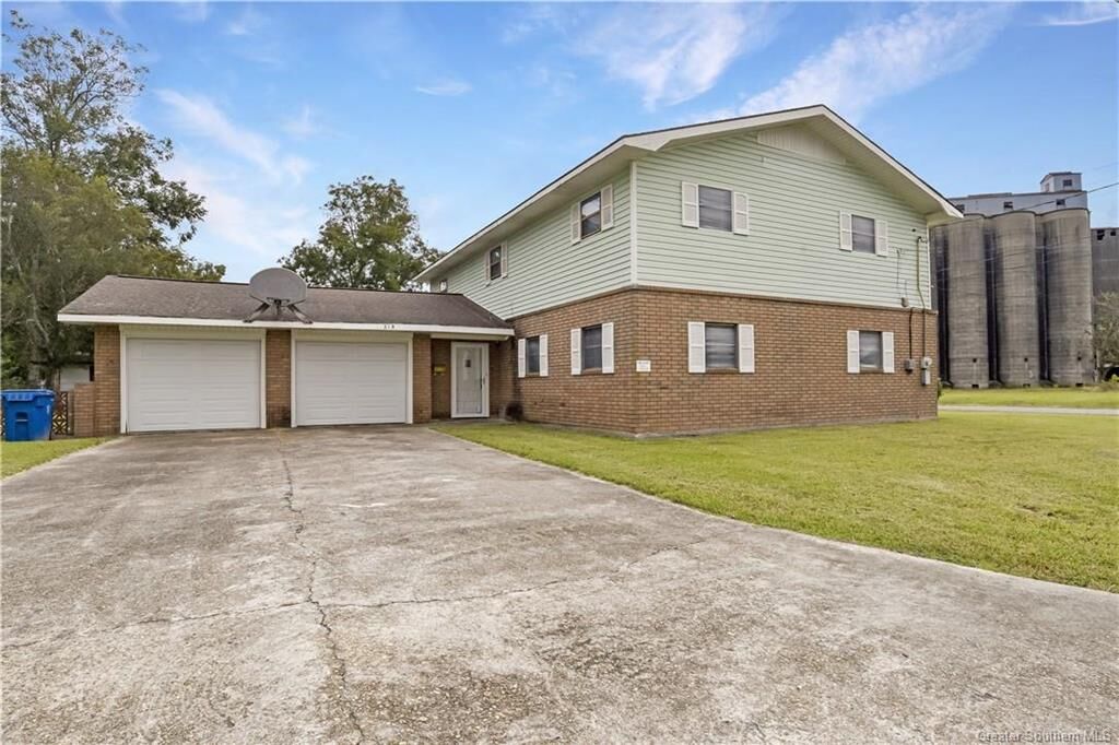 Property Photo: 218 E Wood Street LA 70546