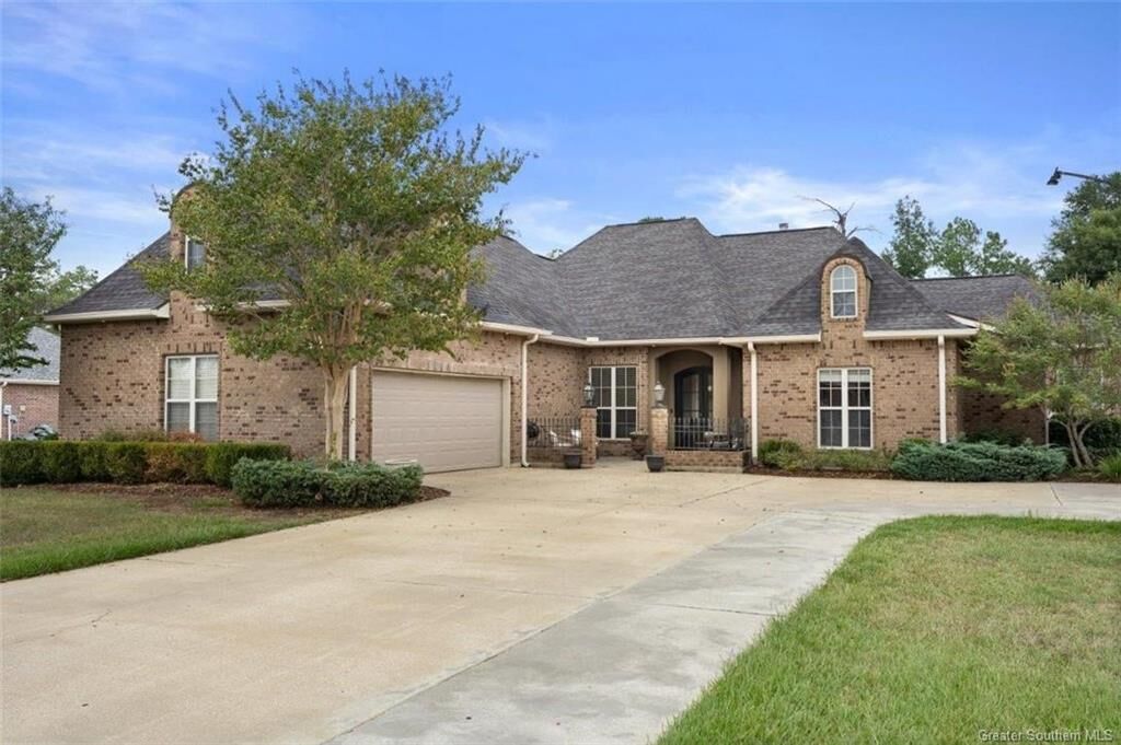 Property Photo:  810 E Kade Lane E  LA 70605 