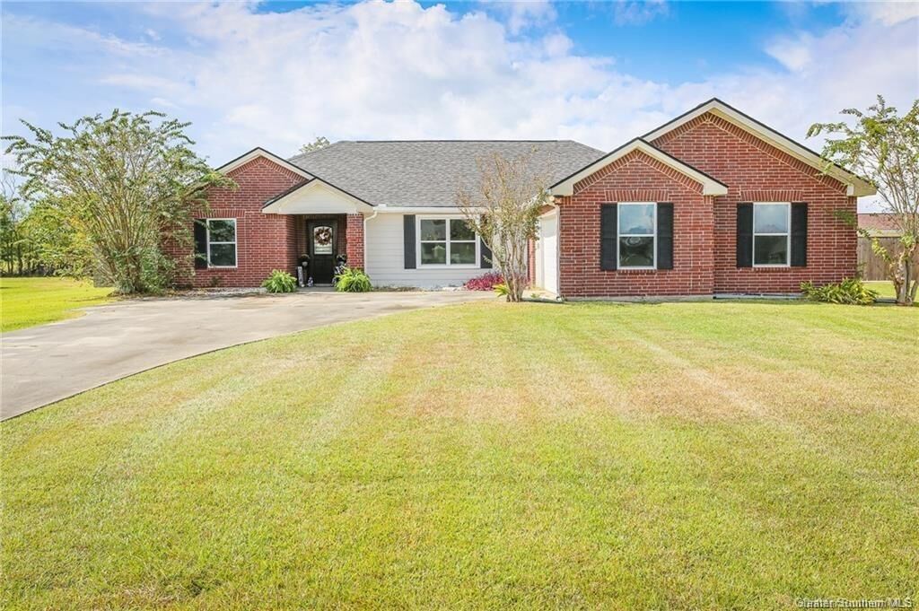 Property Photo: 7129 W Savannah Lane W LA 70605