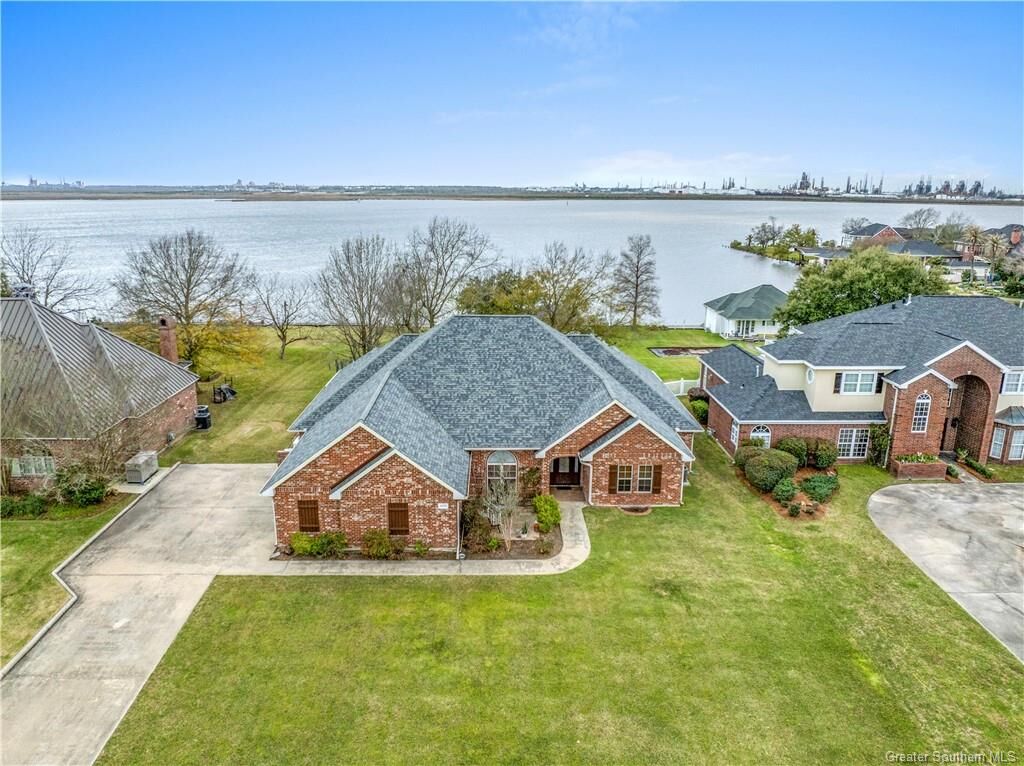 Property Photo: 4910 Bayview Lane LA 70605