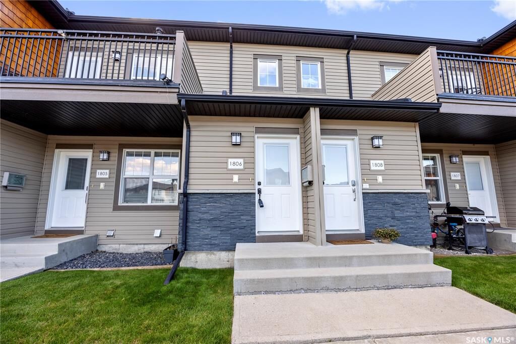 Property Photo: 1015 Patrick Crescent 1806 SK S7W 0M5