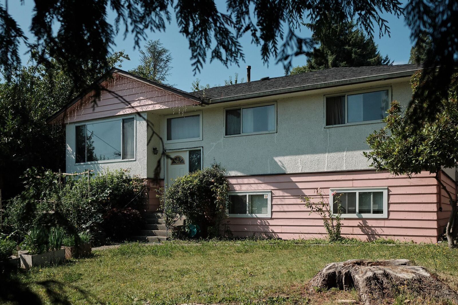 Property Photo: 6717 Broadway BC V5B 2Y7
