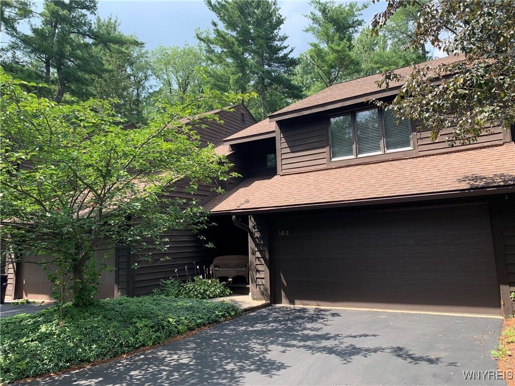 Property Photo:  144 Breezewood Common  NY 14051 