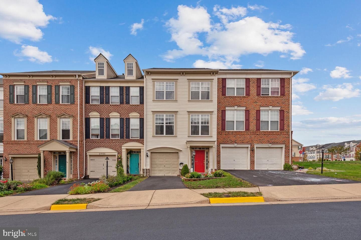 Property Photo:  21933 Bramblebush Terrace  VA 20148