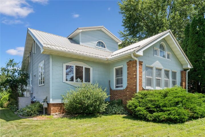 45 7th Avenue SE  Oelwein IA 50662 photo