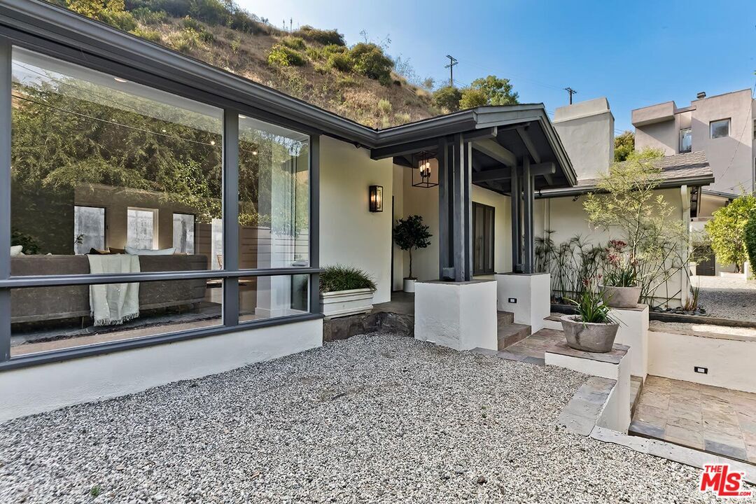 Property Photo:  1847 N Beverly Dr  CA 90210 