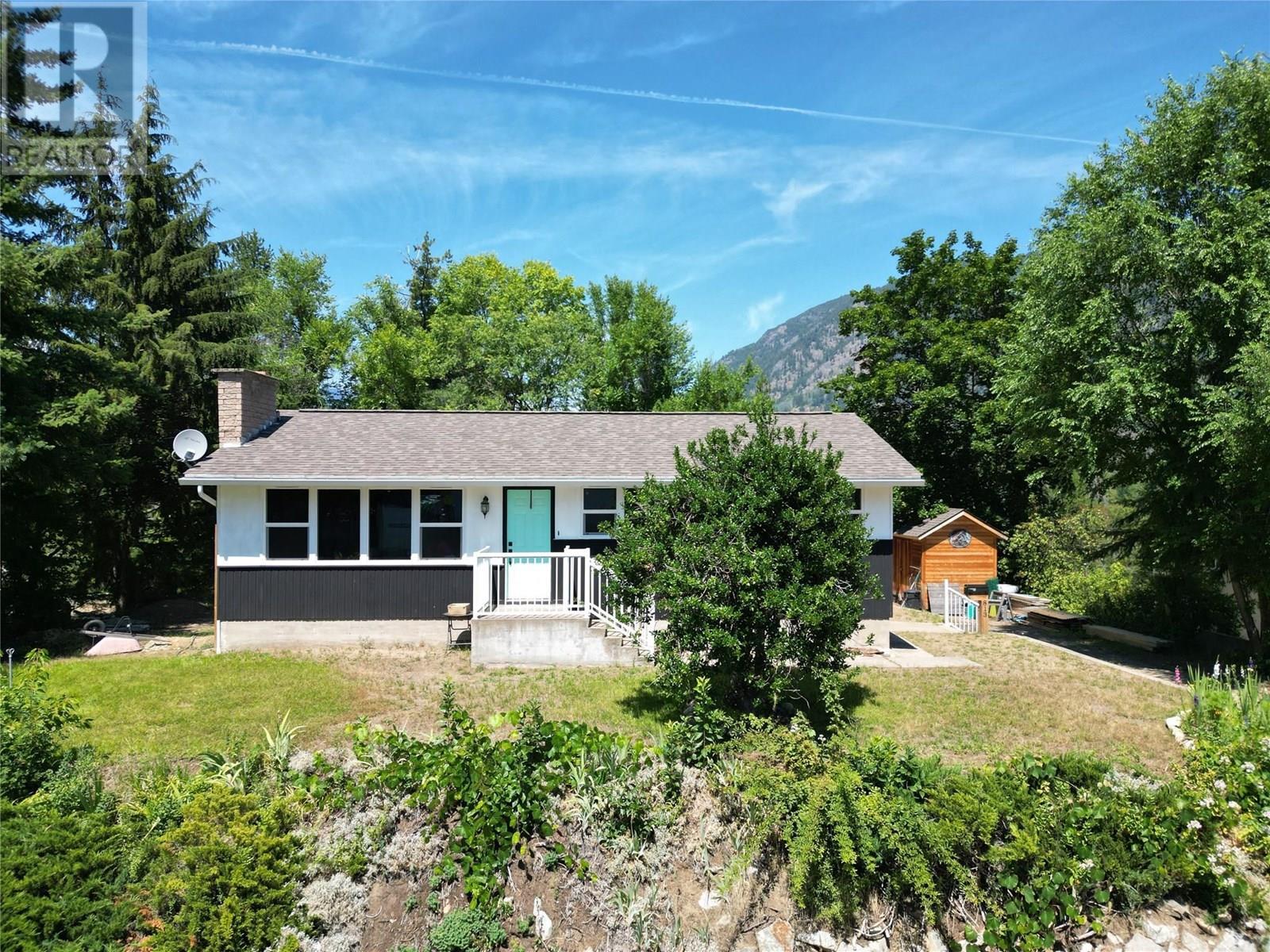 813 Oak Street  Castlegar BC V1N 2H5 photo