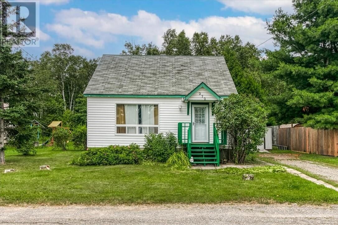 Property Photo:  272 Eleventh Avenue  ON P3Y 1N2 