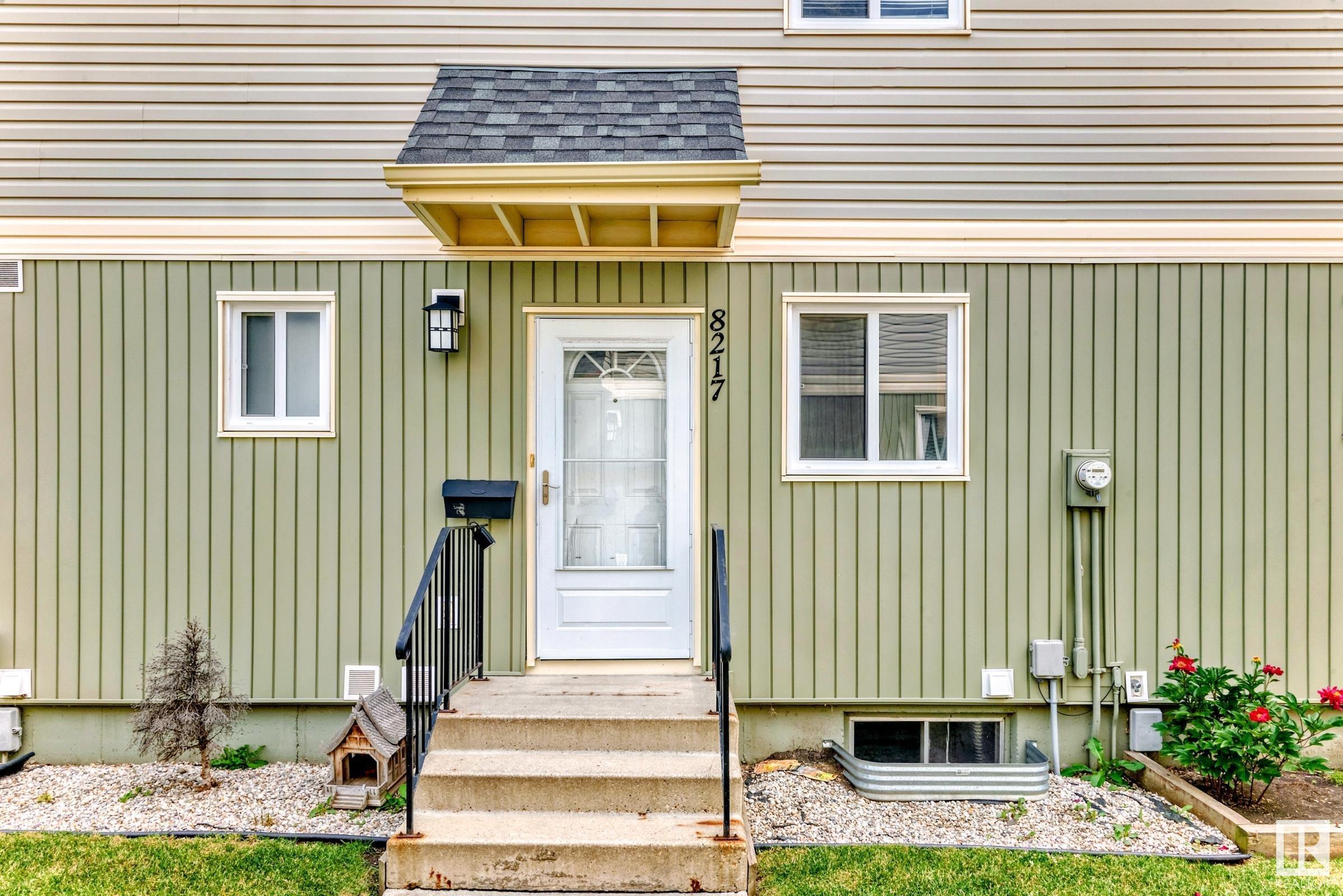 Photo de la propriété:  8217 182 Street NW  AB T2T 1L2 