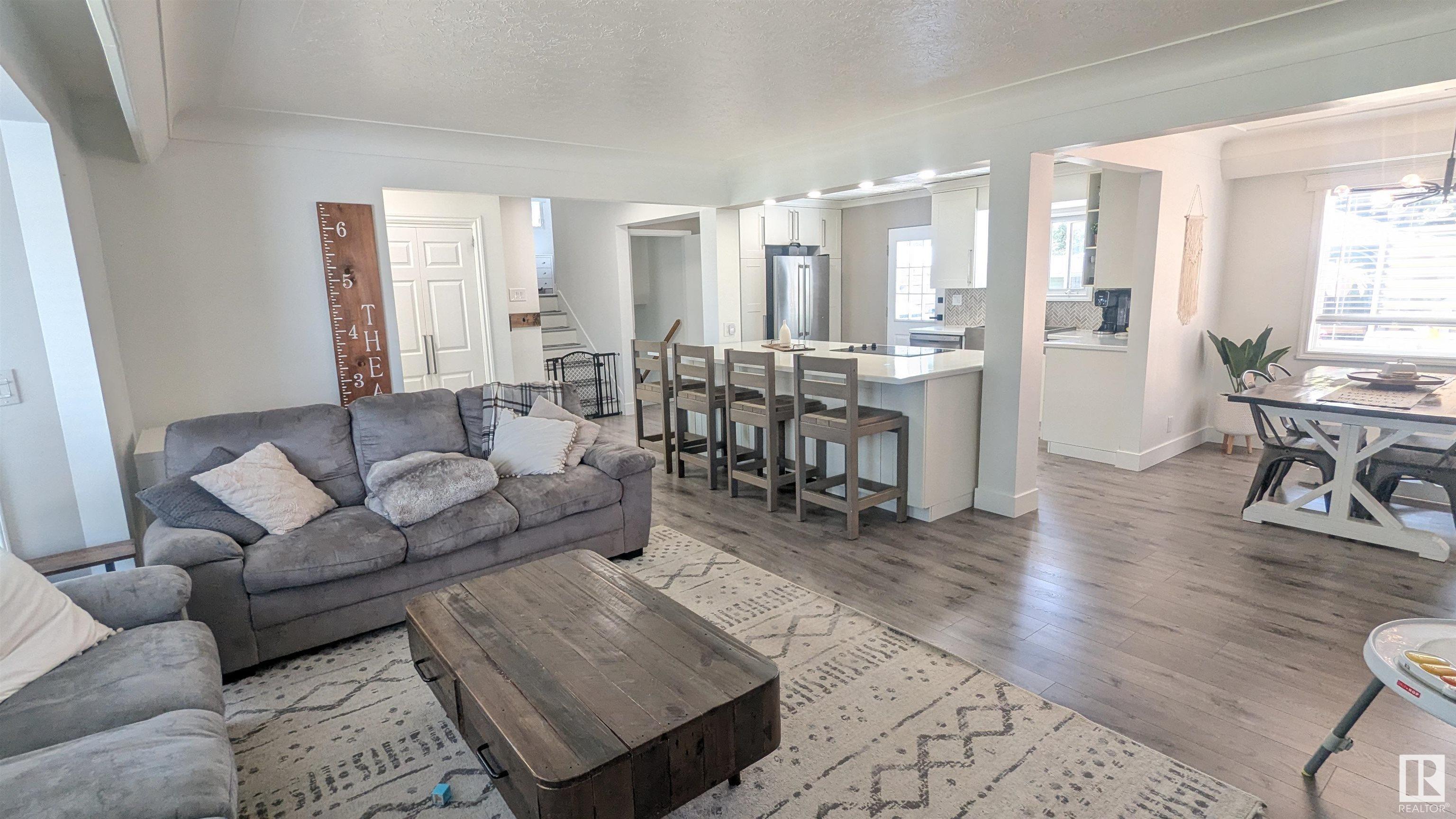 Photo de la propriété:  4941 45 Avenue  AB T9C 1A5 