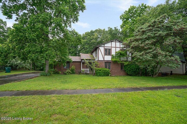 Property Photo: 1011 Hillcrest Dr KY 40160