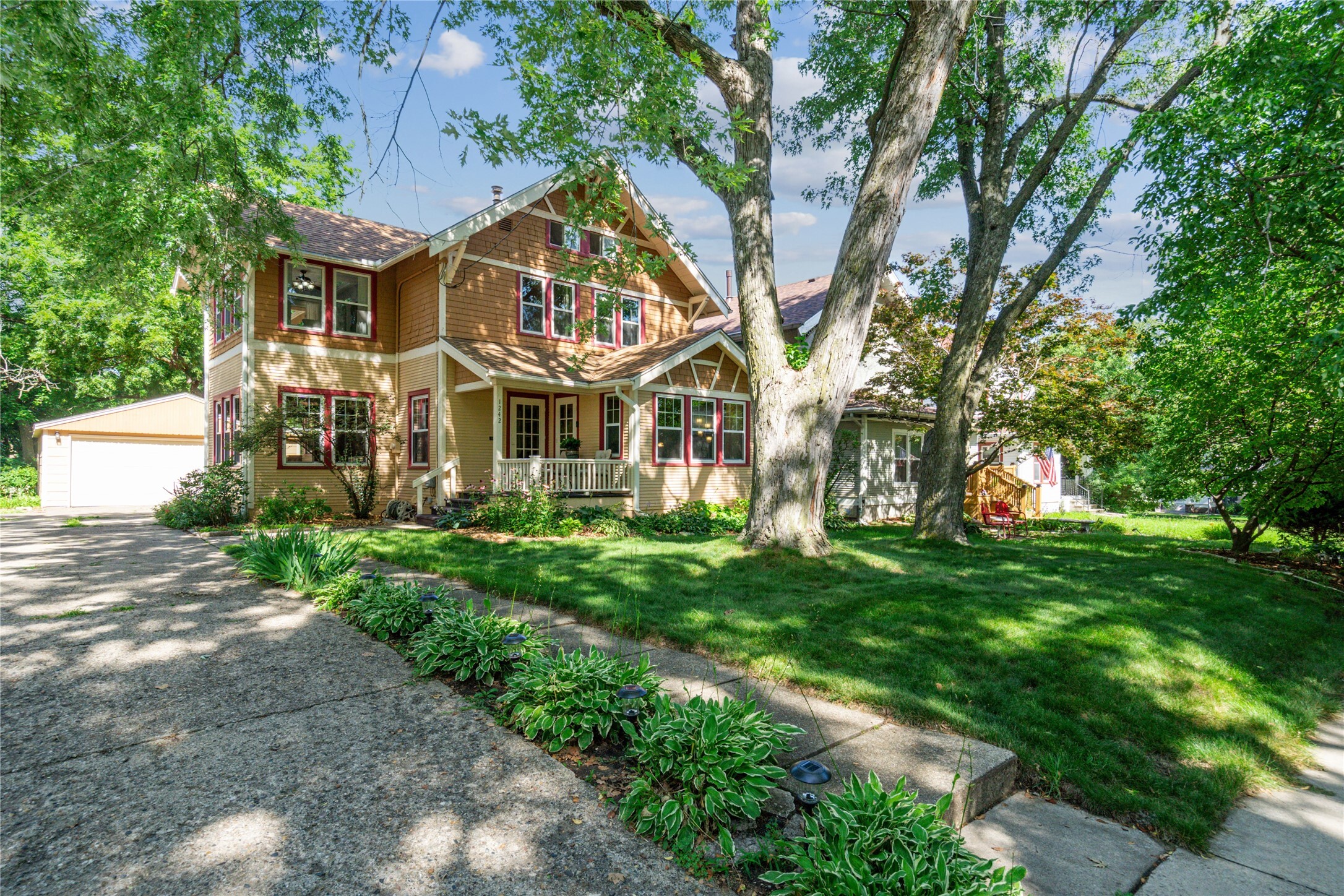 Property Photo: 1242 37th Street IA 50311
