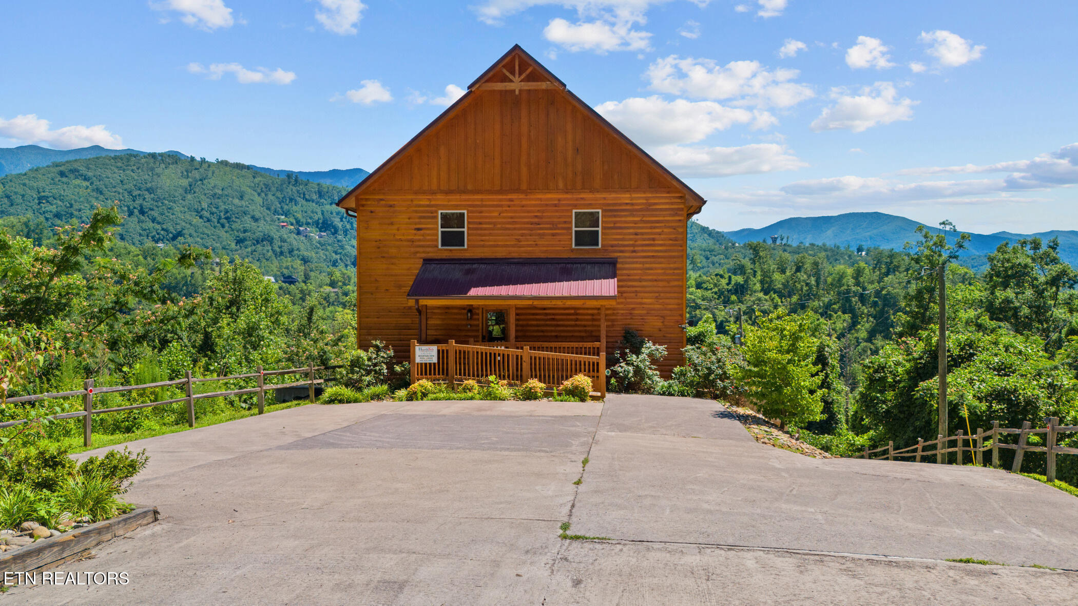 Property Photo:  320 Pinnacle Cottage Way  TN 37738 