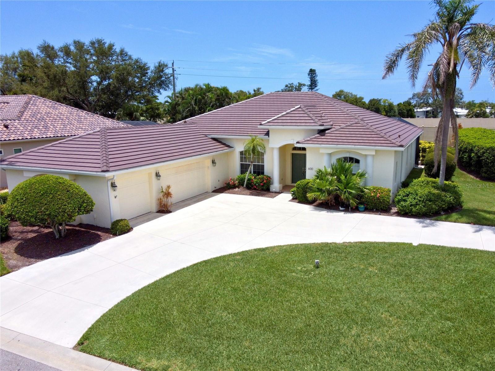 Property Photo:  600 Cockatoo Circle  FL 34285 