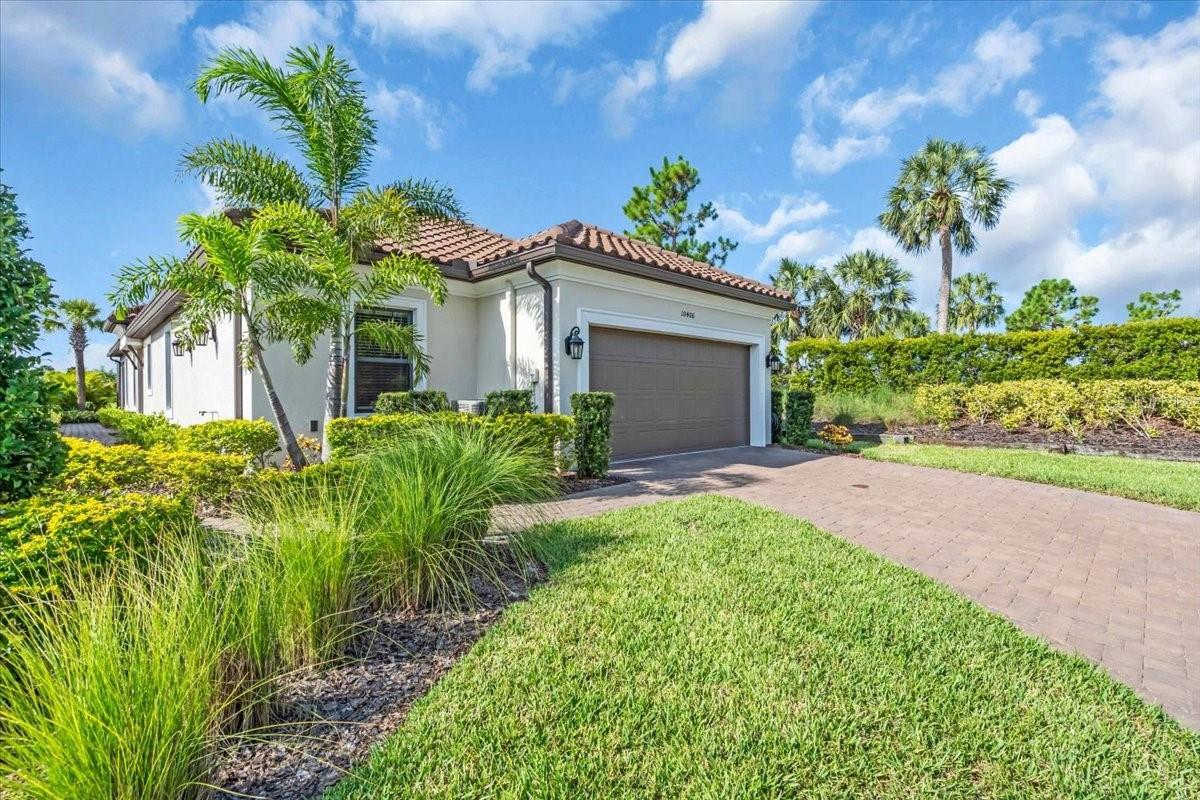 Property Photo: 10406 Inglenook Terrace FL 34221