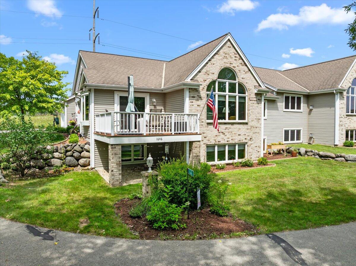 Property Photo: 1646 Vivian Ct WI 53090