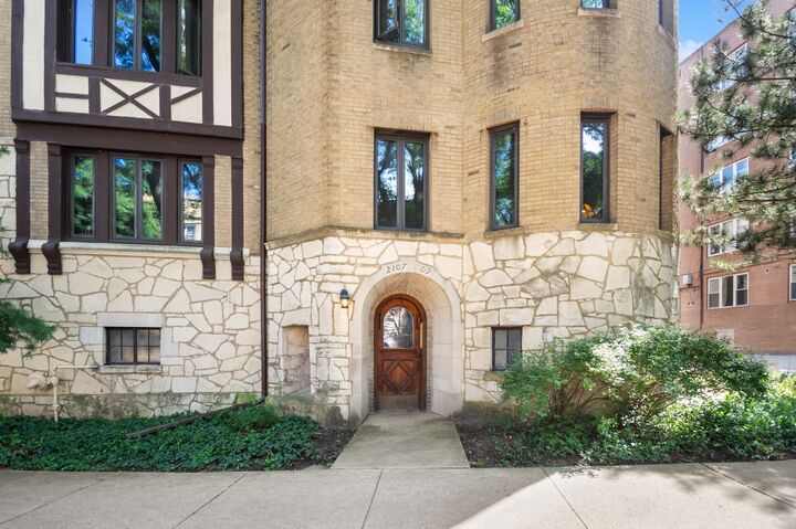 Property Photo:  2109 W Jarvis Avenue 1  IL 60645 