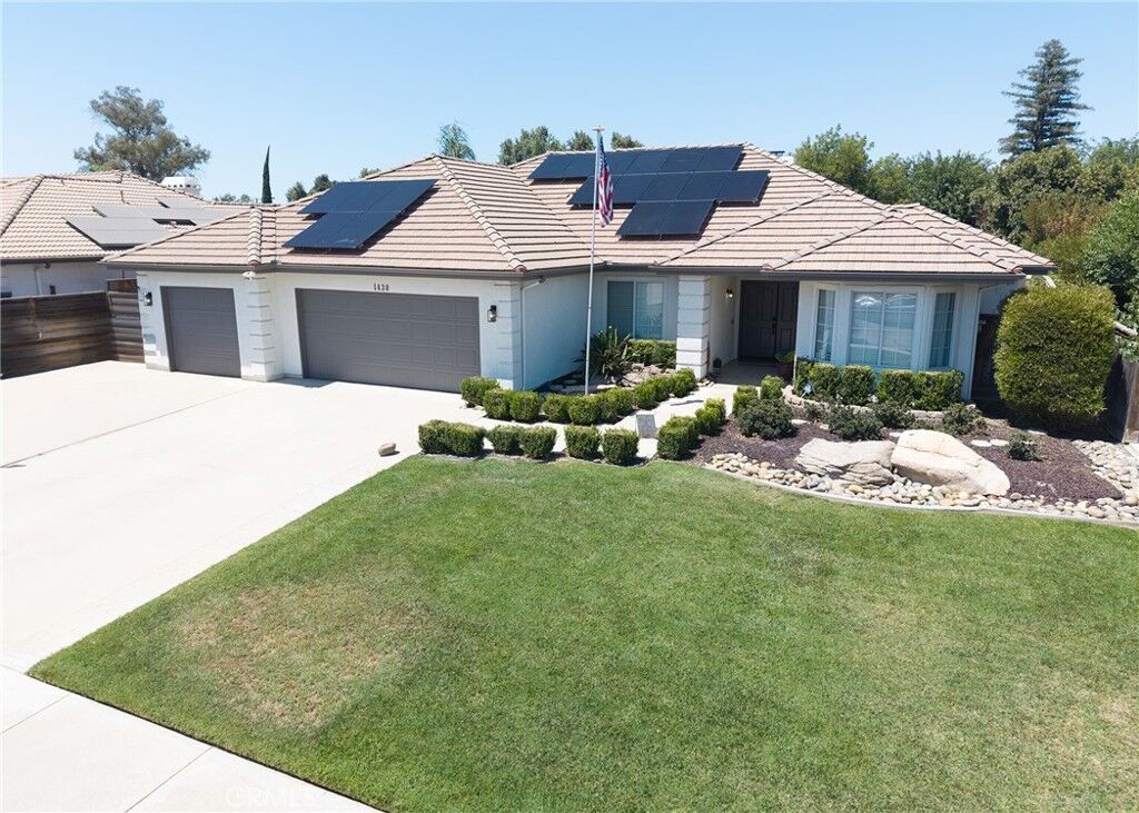 Property Photo: 1430 E Laura Court CA 93292