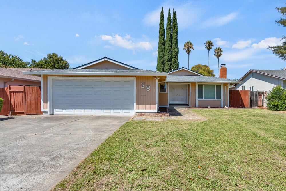 Property Photo:  28 Lochmoor Circle  CA 95823 