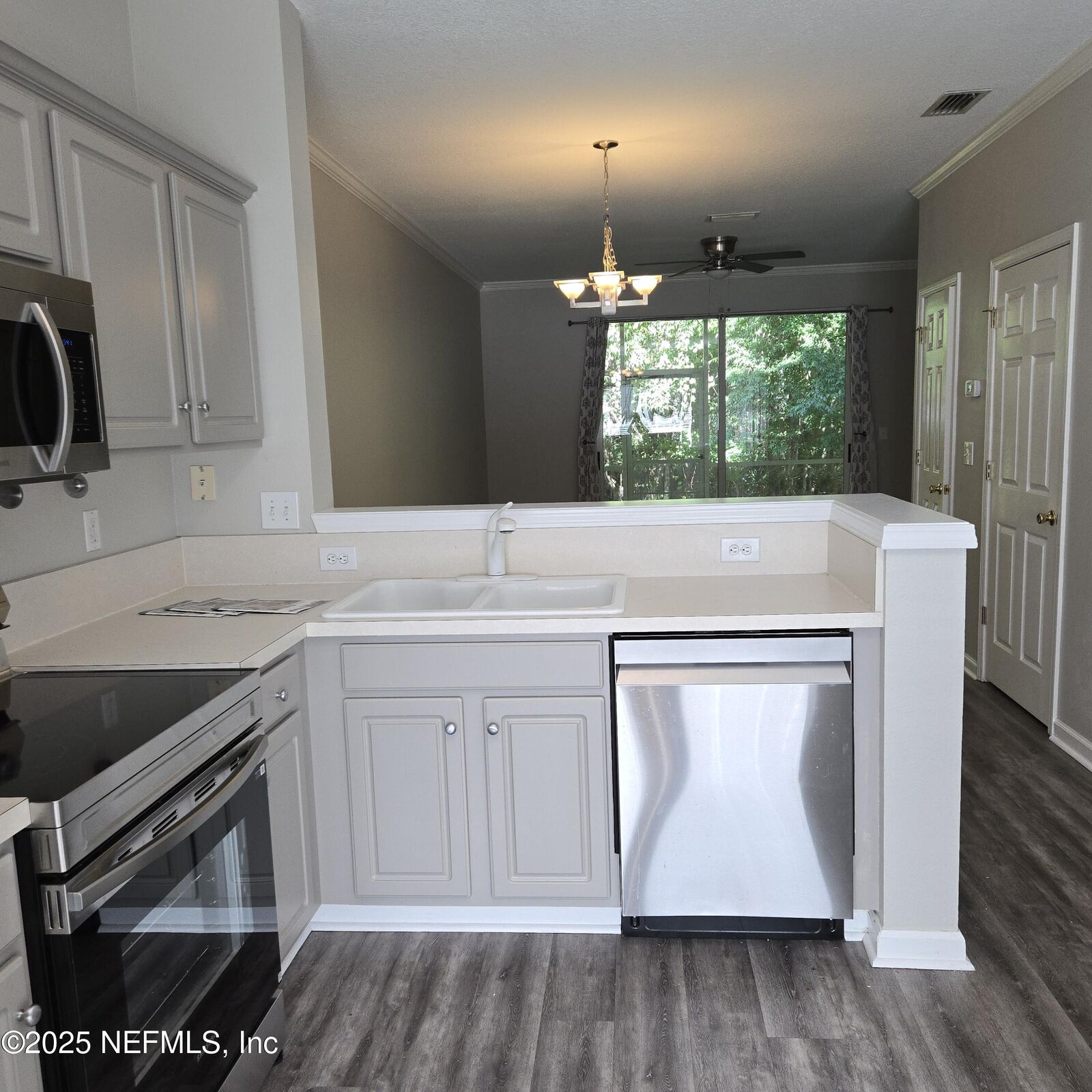 Property Photo: 3545 Twisted Tree Lane FL 32216