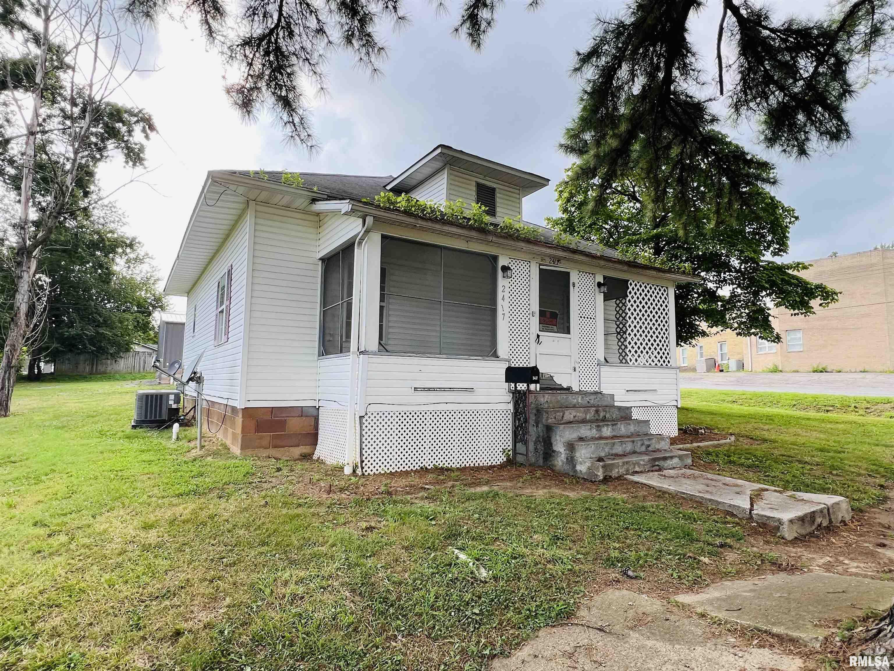 2417 1st Street  Eldorado IL 62930 photo