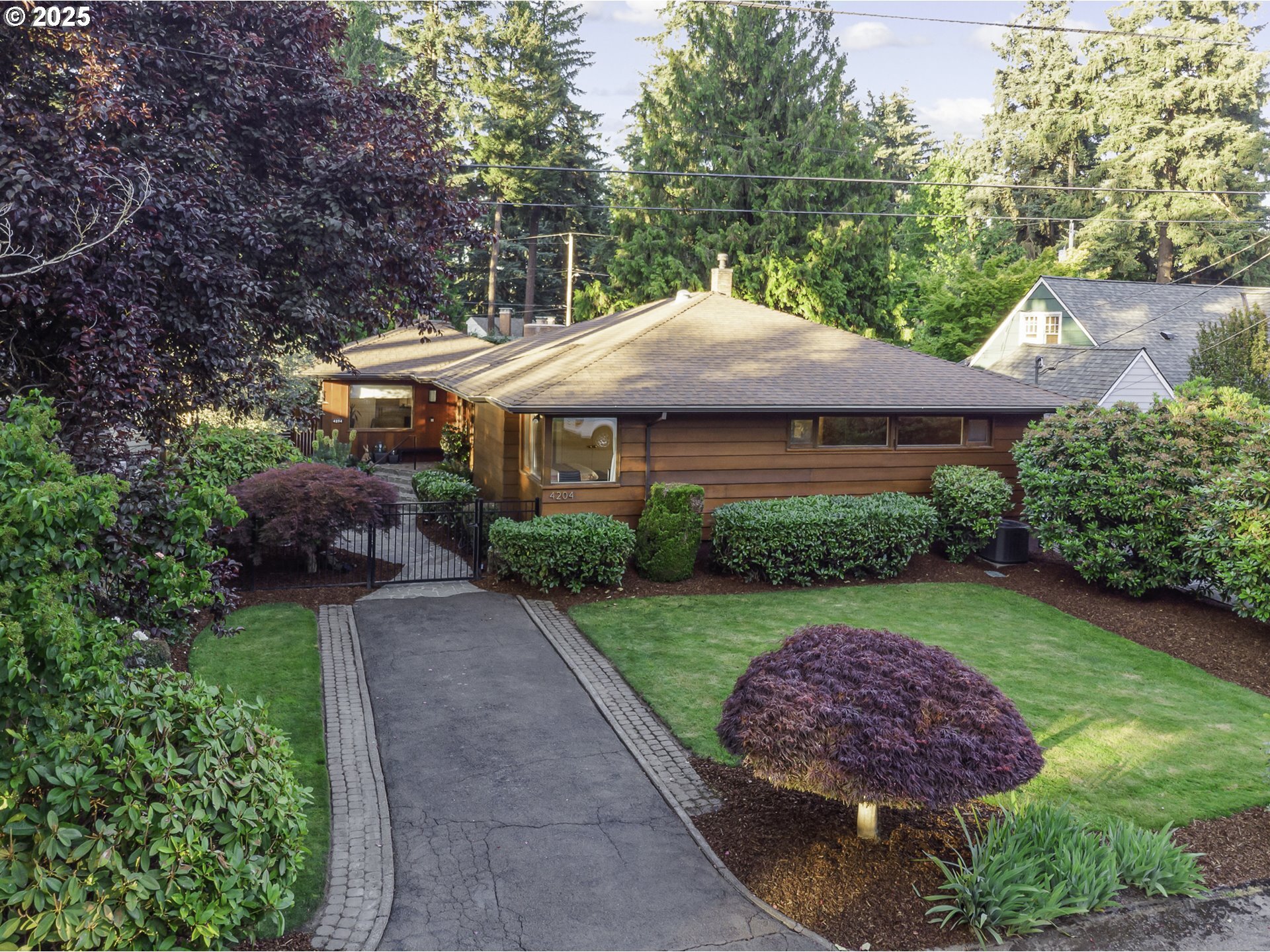 Property Photo: 4204 NE Maywood Pl OR 97220