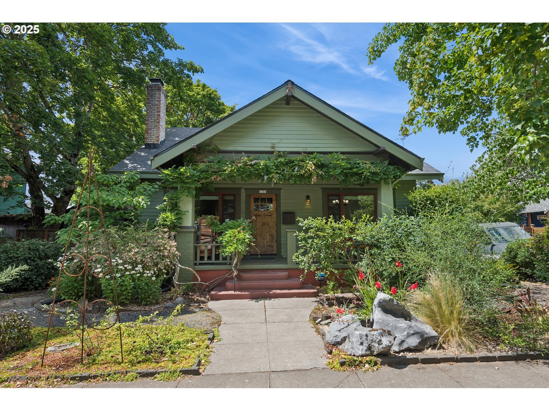 Property Photo: 1705 SE 50th Ave OR 97215
