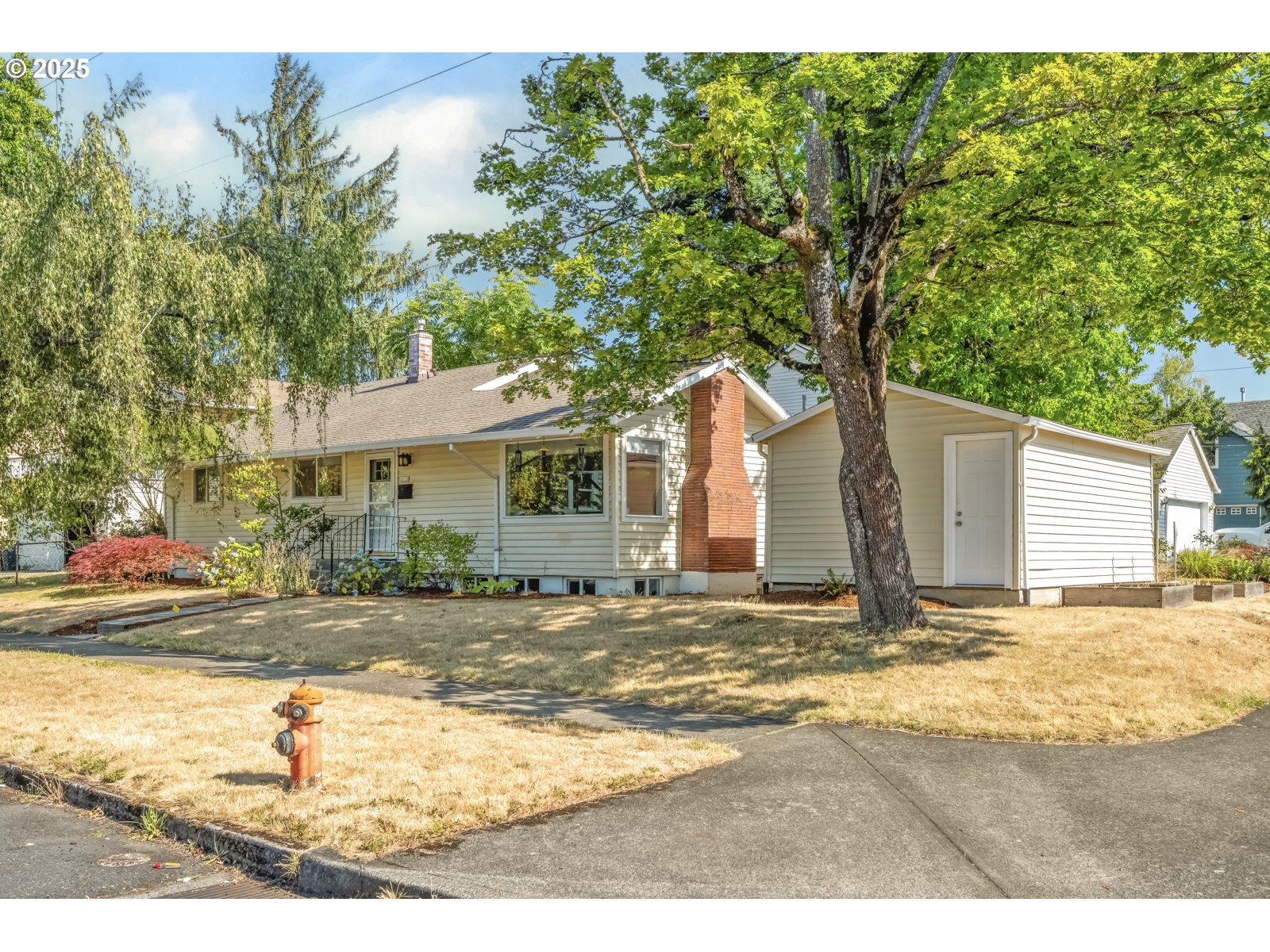 Property Photo:  5710 SE Knight St  OR 97206 