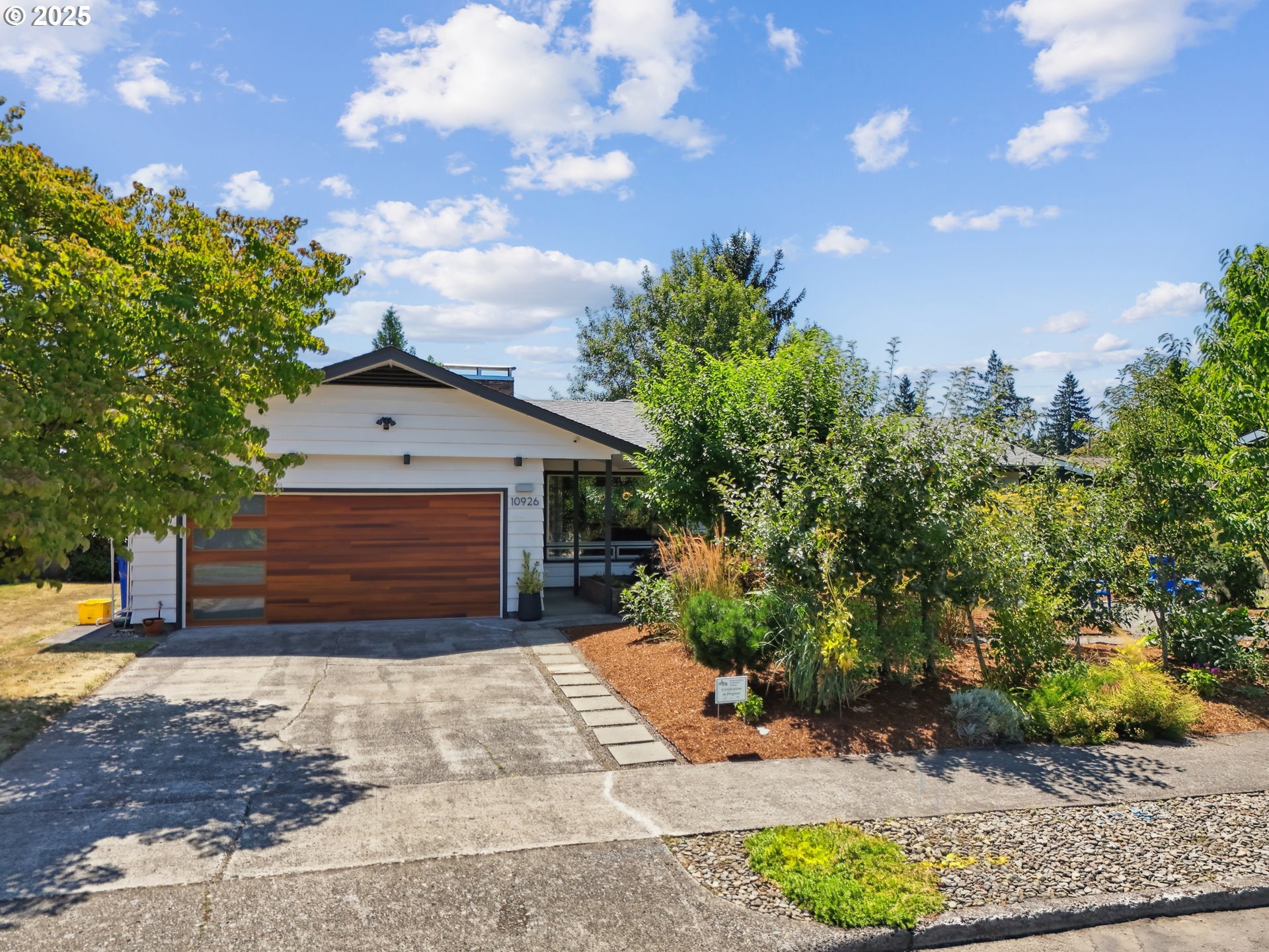 Property Photo: 10926 NE Flanders St OR 97220