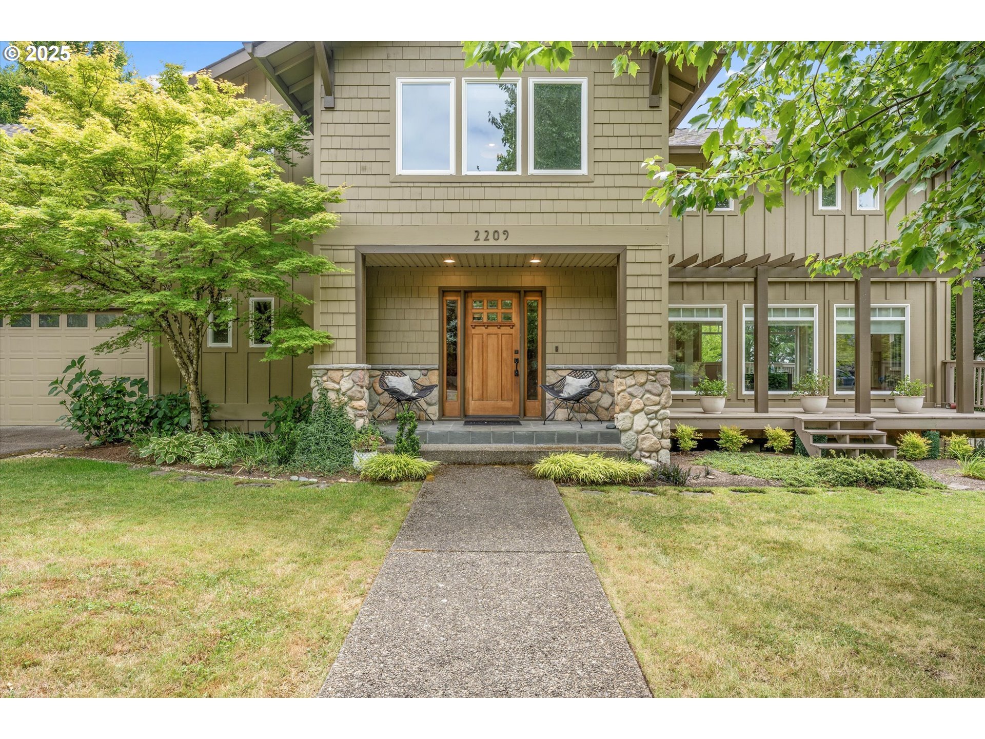 Property Photo: 2209 NW Crestview Way OR 97229