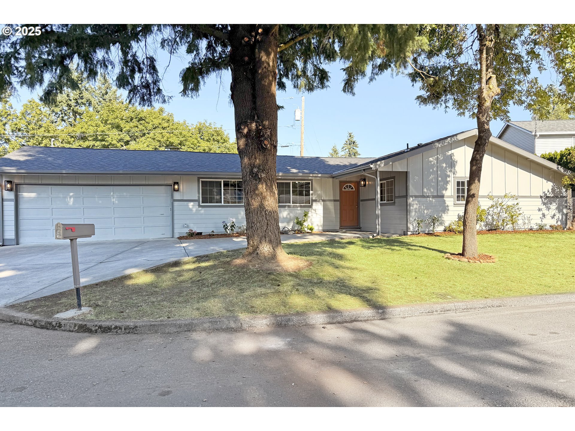 Property Photo: 1448 SE 174th Pl OR 97233